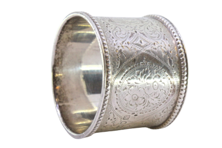  Argola de guardanapo em prata com motivos florais envolvendo cartela para monograma e rebordos perlados.